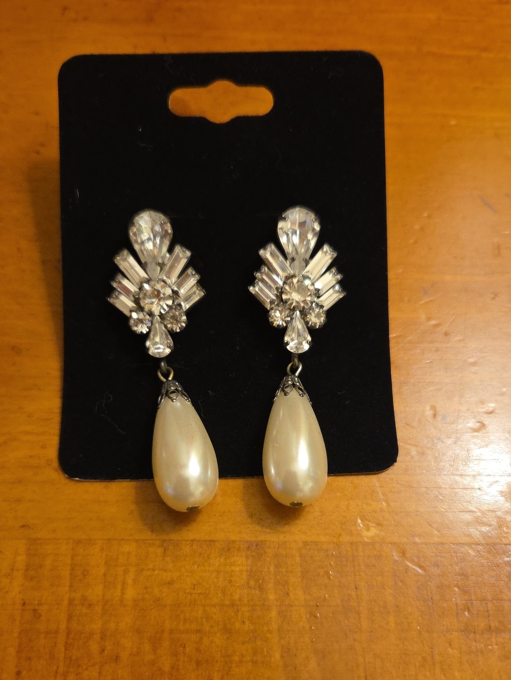 Elegant Pearl Teardrop Crystal Dangle Earrings - White